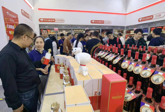 京東酒世界‘春糖001號店’成都糖酒會驚艷亮相，一體化新模式引領白酒零售新浪潮